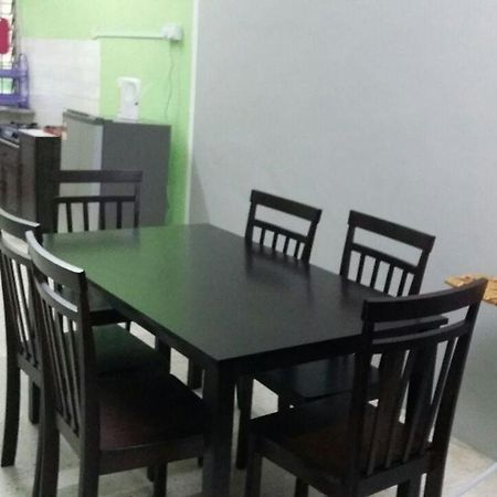 Baiti Homestay Gambang Esterno foto