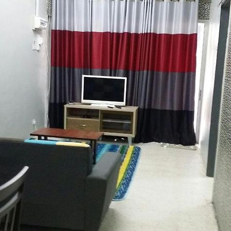 Baiti Homestay Gambang Esterno foto