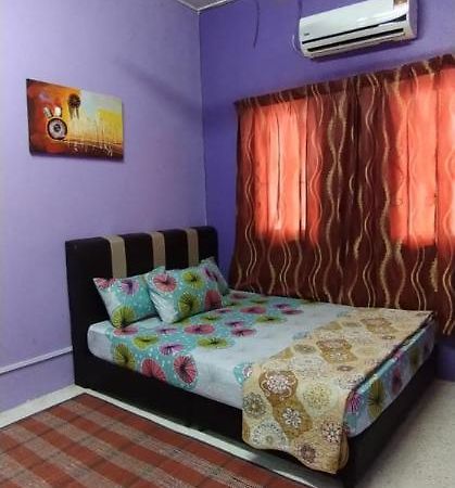 Baiti Homestay Gambang Esterno foto