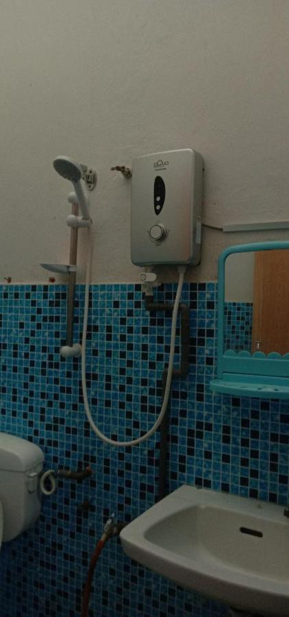 Baiti Homestay Gambang Esterno foto