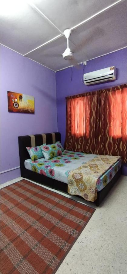 Baiti Homestay Gambang Esterno foto
