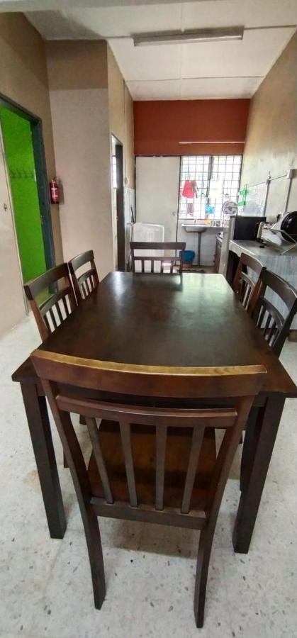 Baiti Homestay Gambang Esterno foto