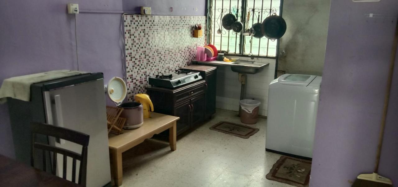 Baiti Homestay Gambang Esterno foto